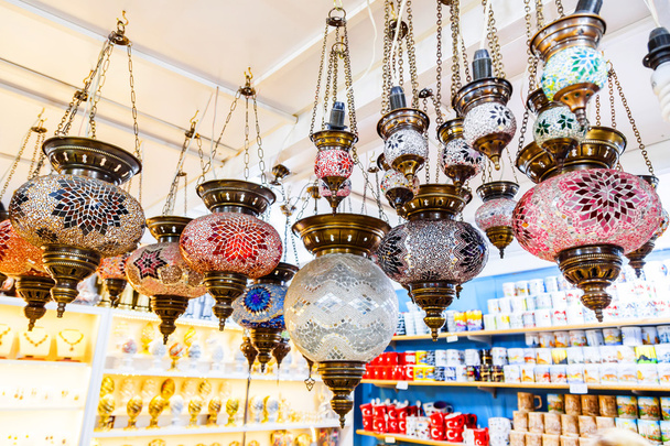 Tradicional vintage lámparas turcas, linternas (lámparas de vidrio de mosaico colgante
) - Foto, Imagen