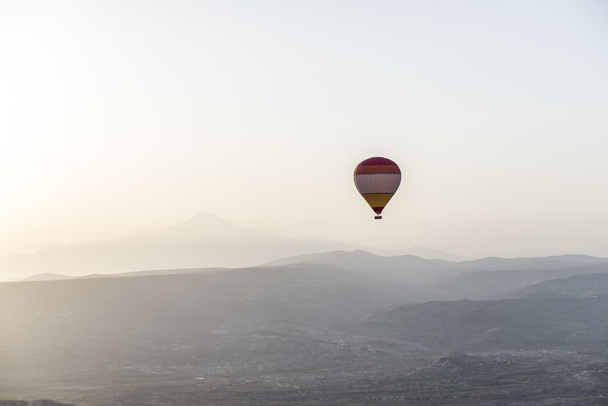 Turecko horkovzdušný balón krajina v Kappadokii - Fotografie, Obrázek