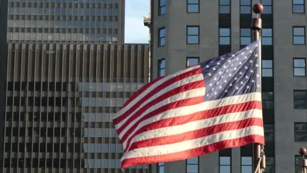 Bandera Cinemática de los Estados Unidos ondeando en Chicago al atardecer
 - Metraje, vídeo
