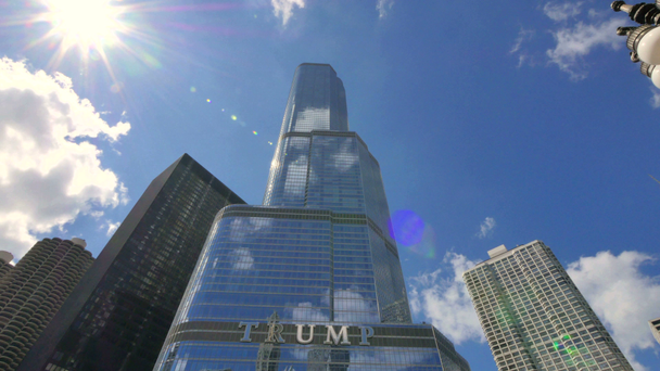 Rascacielos de la Torre Trump de Chicago con la Iluminación del Sol
 - Imágenes, Vídeo