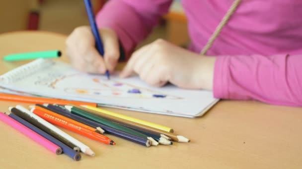 Child draws the pictures in the copybook - Felvétel, videó