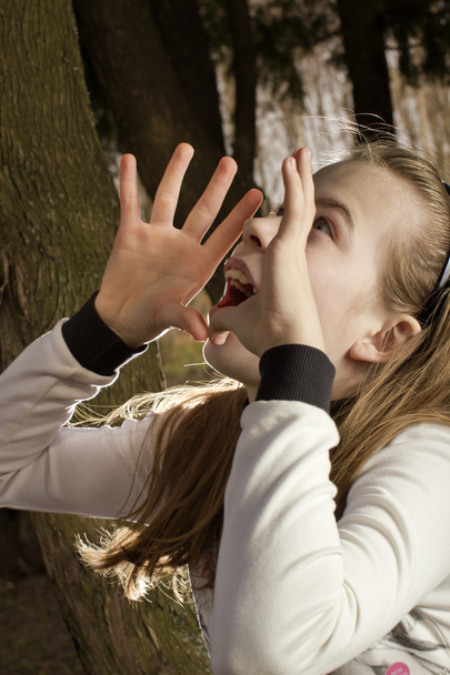 Girl screams in the woods - Foto, Imagen