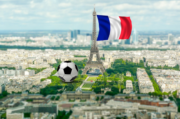 Paris, panoráma. Összetétele a futball-labda, és a francia zászló - Fotó, kép