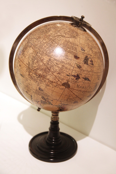 старый коричневый глобус на белом фоне
 - Фото, изображение