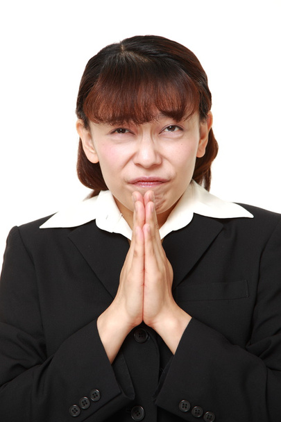zakenvrouw haar handen vouwen in gebed  - Foto, afbeelding