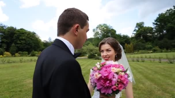 Рожево-білий весільний букет в руках щасливої усміхненої нареченої і нареченої
 - Кадри, відео