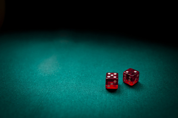 dvě červené kostky na karetní stolek - Fotografie, Obrázek