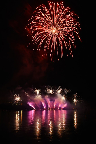 Hermosos fuegos artificiales de colores en el agua. Presa Brno. International Fireworks Competition Ignis Brunensis (en inglés). Brno - República Checa - Europa
. - Foto, imagen