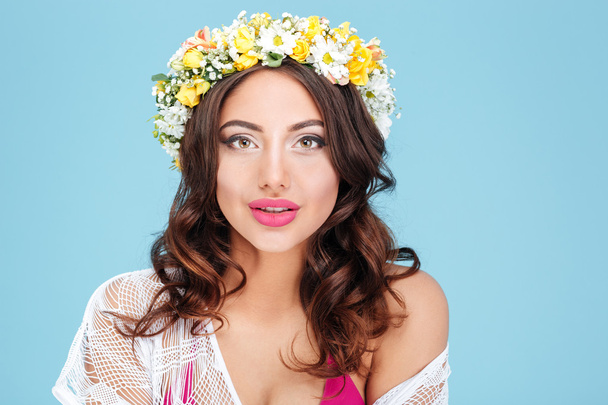 Close-up portrait of a sexy brunette wearing flower diadem - Foto, Imagen