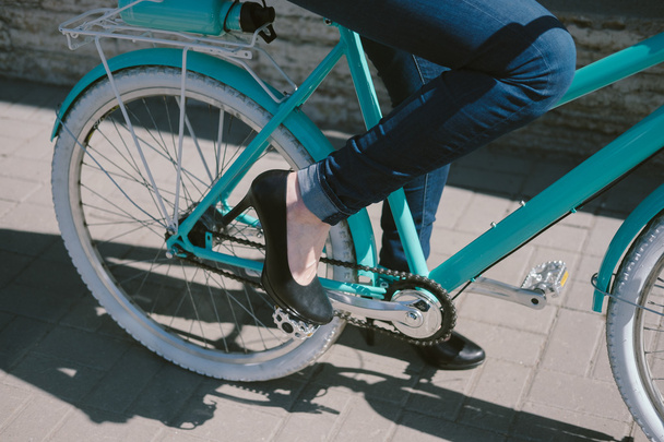 Pieds féminins dans les chaussures sur le vélo
 - Photo, image