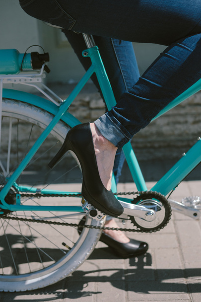 Female feet in shoes on the bike - Foto, imagen