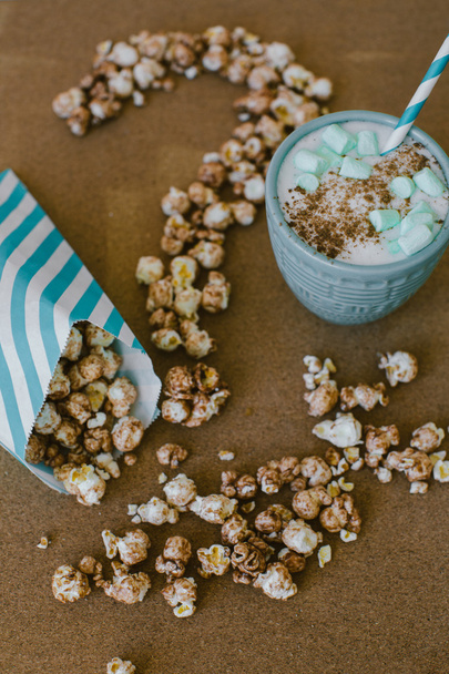 Schokolade Popcorn und Kaffee mit Marshmallows Kino-Konzept qu - Foto, Bild
