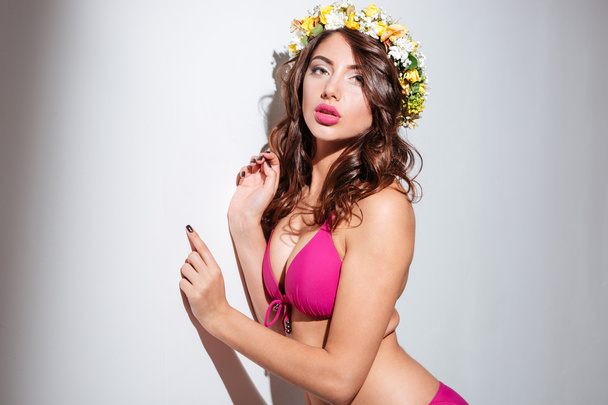 Close-up portrait of a sexy girl wearing flower diadem - Fotografie, Obrázek