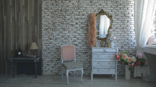 Εσωτερική στούντιο με έναν καθρέφτη, λουλούδια, στήθος των συρταριών - Πλάνα, βίντεο