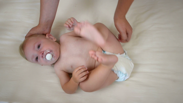 Baby weint in Krippe - Filmmaterial, Video