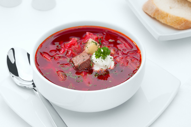Zár megjelöl kilátás szép finom piros orosz leves a fehér fonákkal - Fotó, kép