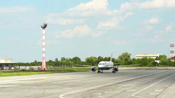 Düsenflugzeug auf Landebahn - Filmmaterial, Video
