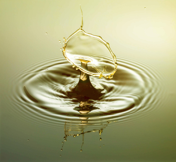 Smeltende gouden Goblet--Waterdruppels - Foto, afbeelding