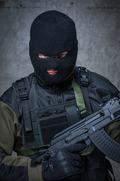 Terrorista in passamontagna con fucile automatico in mano
 - Foto, immagini
