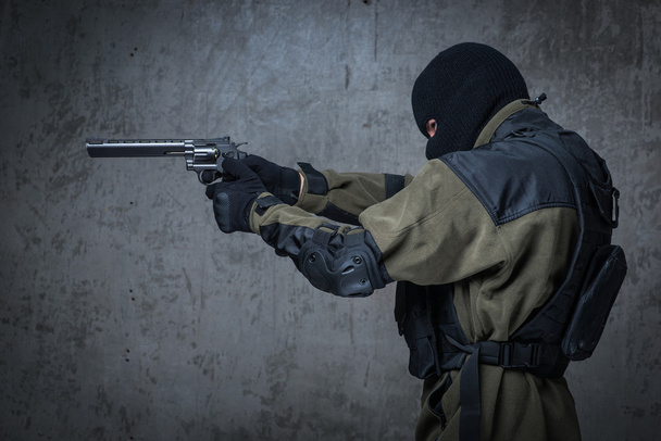 Террорист в балаклаве с большой винтовкой в руках
 - Фото, изображение