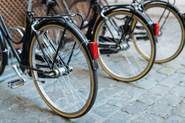Μαύρο εκλεκτής ποιότητας ποδήλατα σε ένα περίπτερο ποδήλατο - Φωτογραφία, εικόνα