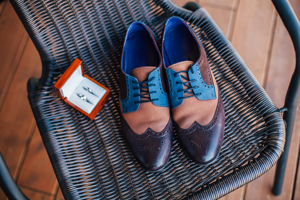 Modré boty a snubní prsteny na židli - Fotografie, Obrázek