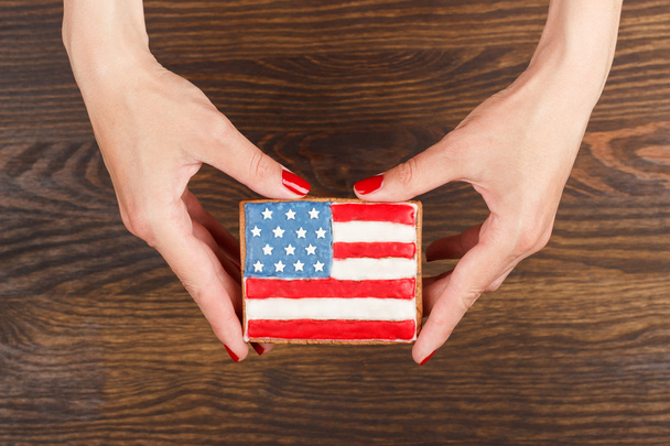 Soubor cookie s americkou vlasteneckých barvách v rukou - Fotografie, Obrázek