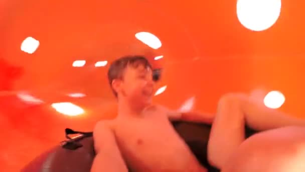Teen boy at aqua park - Πλάνα, βίντεο