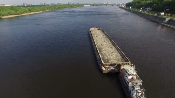 Statek towarowy frachtowiec na rzece - Materiał filmowy, wideo