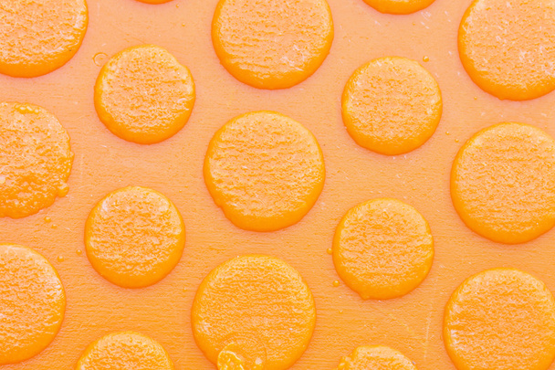 Textur der alten und schmutzigen Sohle eines orangen Hausschuhs, Hintergrund - Foto, Bild