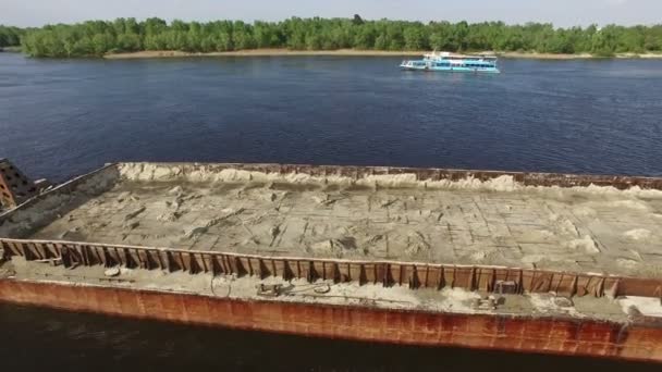 Teherszállító hajó Freighter a folyón - Felvétel, videó