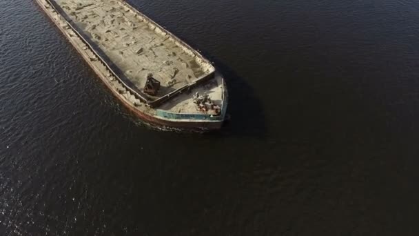 Statek towarowy frachtowiec na rzece - Materiał filmowy, wideo