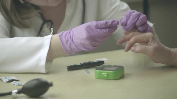 Ασθενής δοκιμή διαβήτη γιατρός - Πλάνα, βίντεο