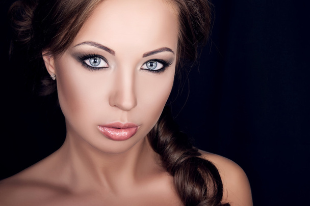 портрет красивой молодой девушки с профессиональным макияжем
 - Фото, изображение