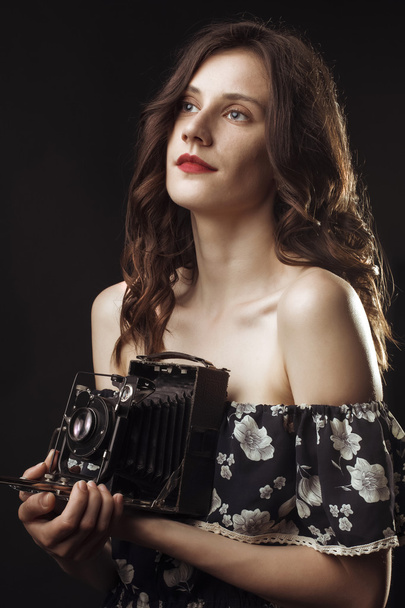 Fotógrafo mulher bonita com câmera retro
 - Foto, Imagem