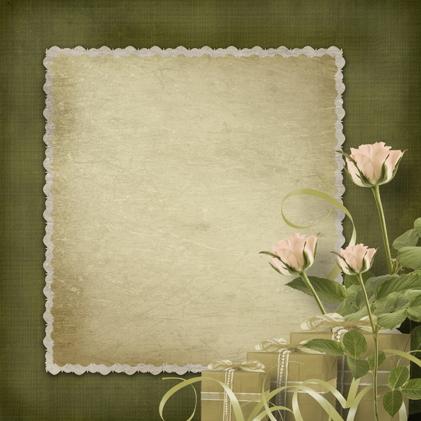Cartão postal vintage para congratulação com rosas e presentes
 - Foto, Imagem