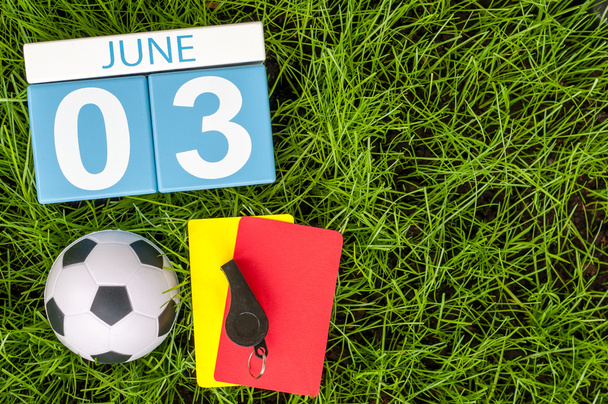 Il 3 giugno. Immagine di 3 giugno calendario di colore in legno su sfondo verde erba con abbigliamento da calcio. Giornata estiva
 - Foto, immagini