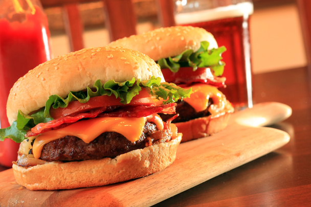 Cheeseburger mit Speck - Foto, Bild