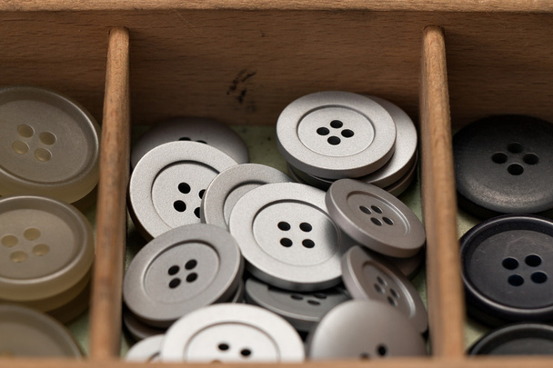 Botones coloridos en una caja
 - Foto, imagen
