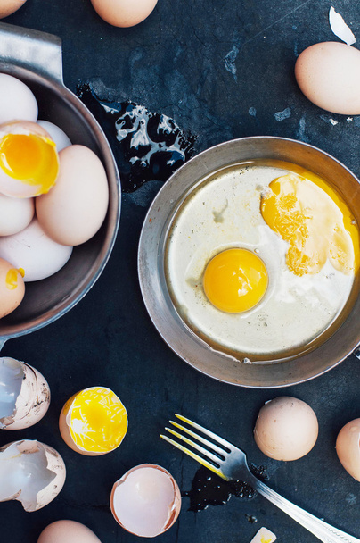 ψήσιμο φόντο με ωμά αυγά, αγρόκτημα νωπά αυγά κότας σε ένα ΒΑ - Φωτογραφία, εικόνα