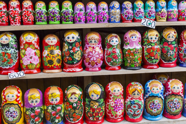 Красочные русские матрешки-гнездовья на рынке. Матриош
 - Фото, изображение