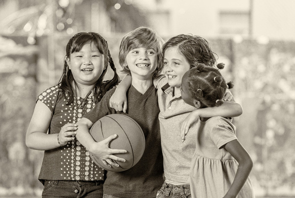 Счастливые одноклассники в школьном дворе, счастье
 - Фото, изображение