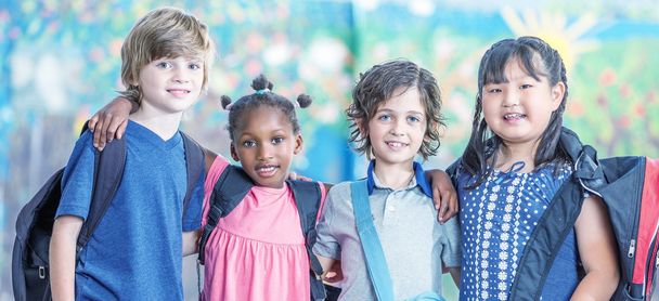 Boldog multi etnikai osztálytársai átfogó iskolaudvaron, boldogság - Fotó, kép