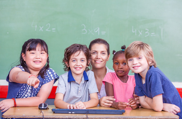 Mitschüler und Lehrer lächeln gemeinsam im Klassenzimmer - Foto, Bild