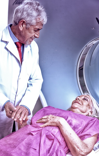 Paciente sometido a prueba de exploración en la habitación del hospital
 - Foto, Imagen