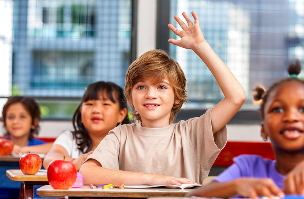 Un écolier lève la main en classe. Concept d'éducation
 - Photo, image