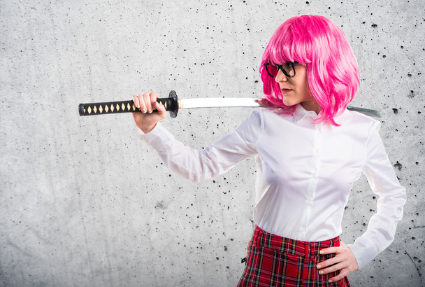 Chica con el pelo rosa sosteniendo una katana
 - Foto, Imagen