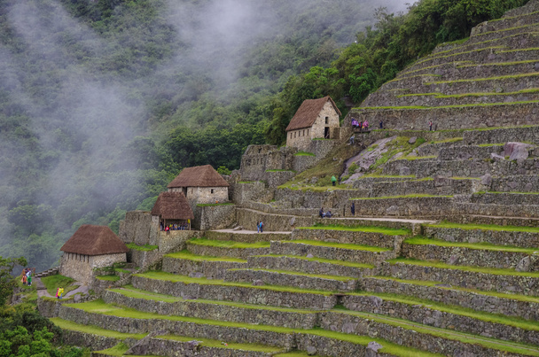 Näkymä terasseille Lost Inca City of Machu Picchu. Alhaiset pilvet
.  - Valokuva, kuva