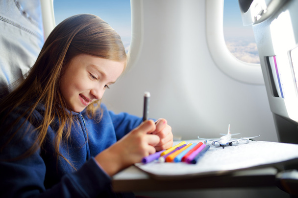 Little girl traveling by an airplane - Valokuva, kuva