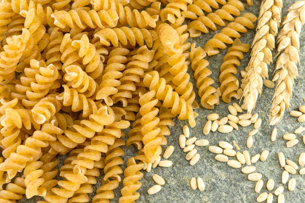Banda sprial zlaté barevné makarony těstoviny - Fotografie, Obrázek